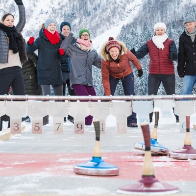Jubelnde Menschen beim Eisstockschießen