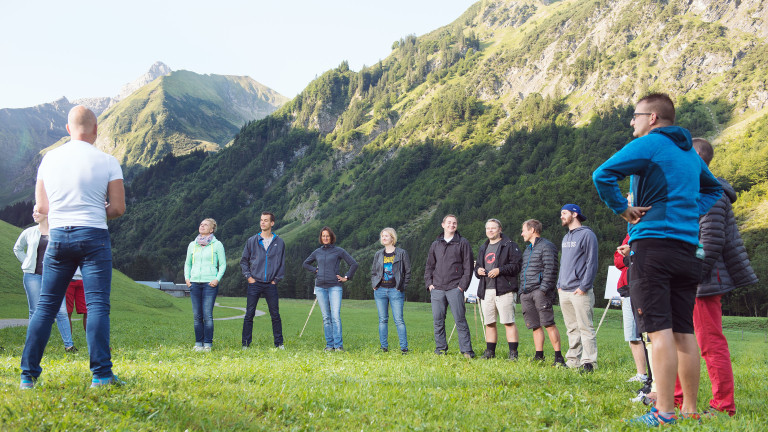 Team Outdoor Wiese Berge