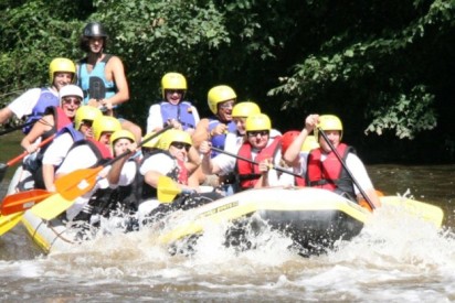 Volles Rafting Boot im Fluss