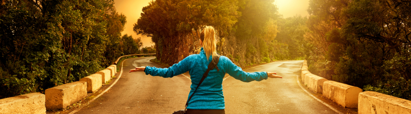 Frau steht vor zwei Wegen, Methoden zur Entscheidungsfindung helfen