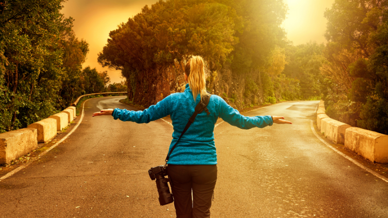 Frau steht vor zwei Wegen, Methoden zur Entscheidungsfindung helfen