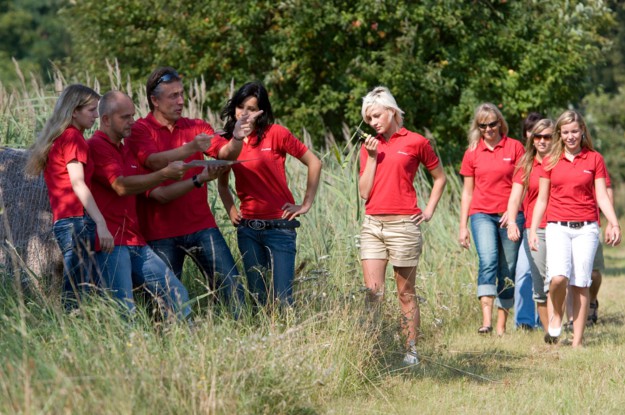 Gruppe berät sich über Lösung der Aufgabe-Warnemünde