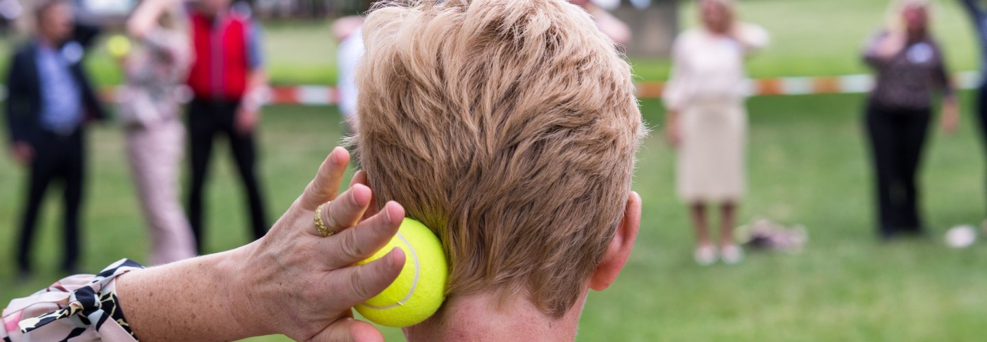 Tennisball Massage Frau