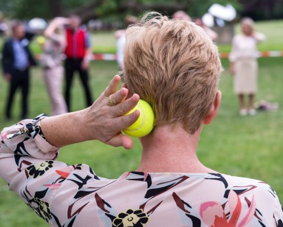 Tennisball Massage Frau