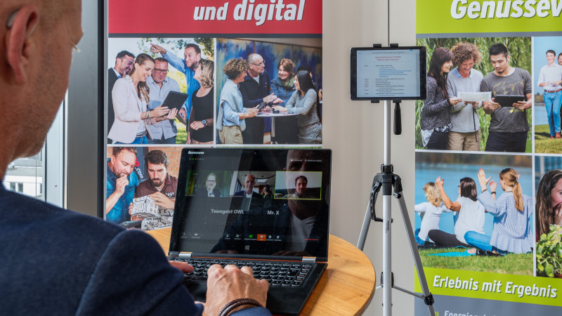 Remote Event Moderator begrüßt Gruppe bei zoom