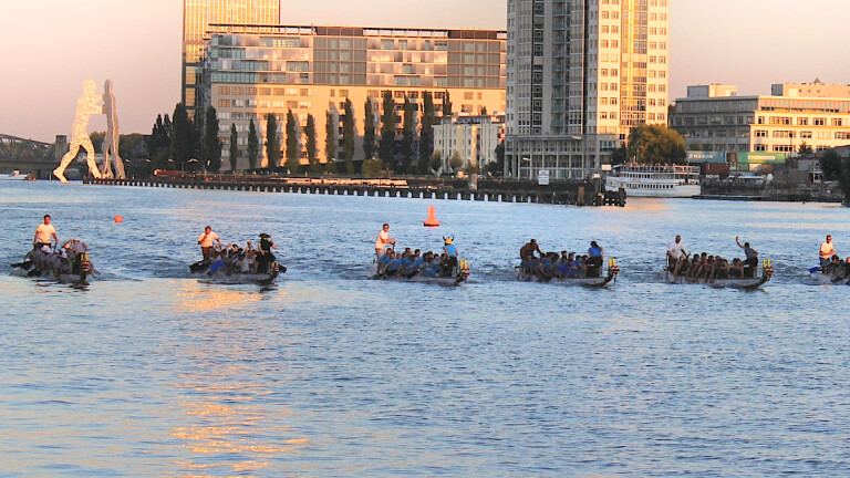 Drachenboote Wettrennen Berlin auf der Spree