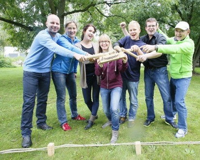 freudige Gruppe bei sport firmenevent