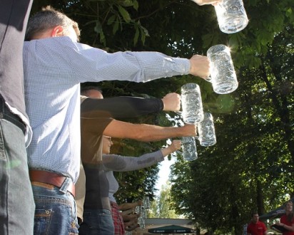 maenner halten bierkruege