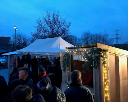 mobiler weihnachtsmarkt hütte