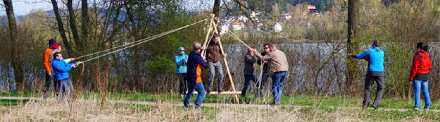 leute spielen spiel bei der teamchallenge fuer grossgruppen-Mainz