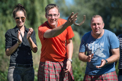 Menschen beim Hufeisen Weitwurf